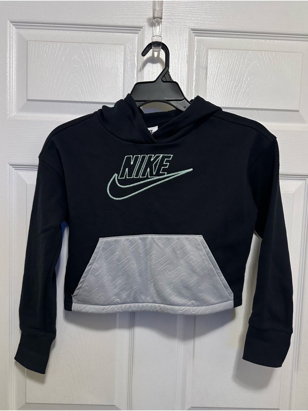 Nike Womens Cropped Hoodie Sweatshirt Size Large Black Gray Embossed Pocket L